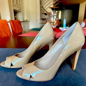 Via Spiga Tan/Nude Size 7 Patent Leather Peep Toe Pumps